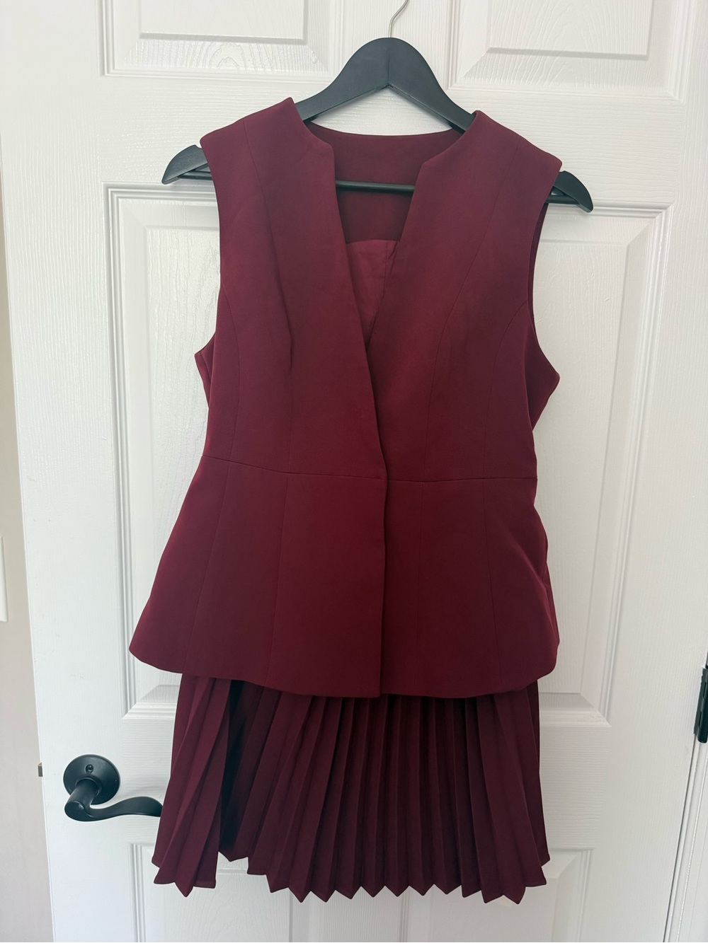 Commense Sleeveless Pleated Hem Dress in Burgundy